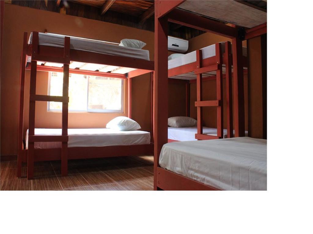Coral Reef Surf Hostel And Camp Tamarindo Rom bilde
